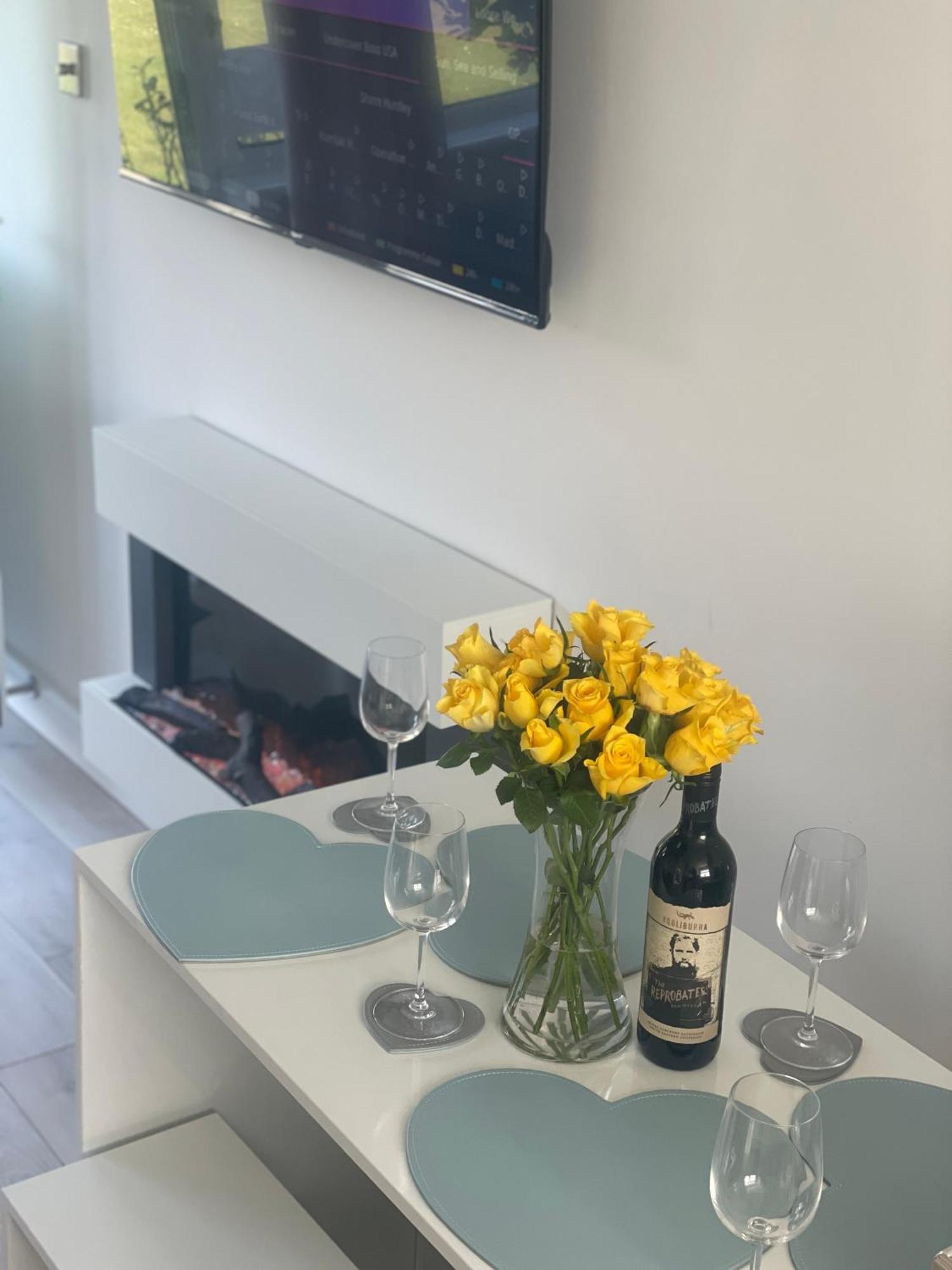 Look No Further Gorgeous Newly Renovated Contemporary Chalet Sandown Bay Holiday Centre Bagian luar foto