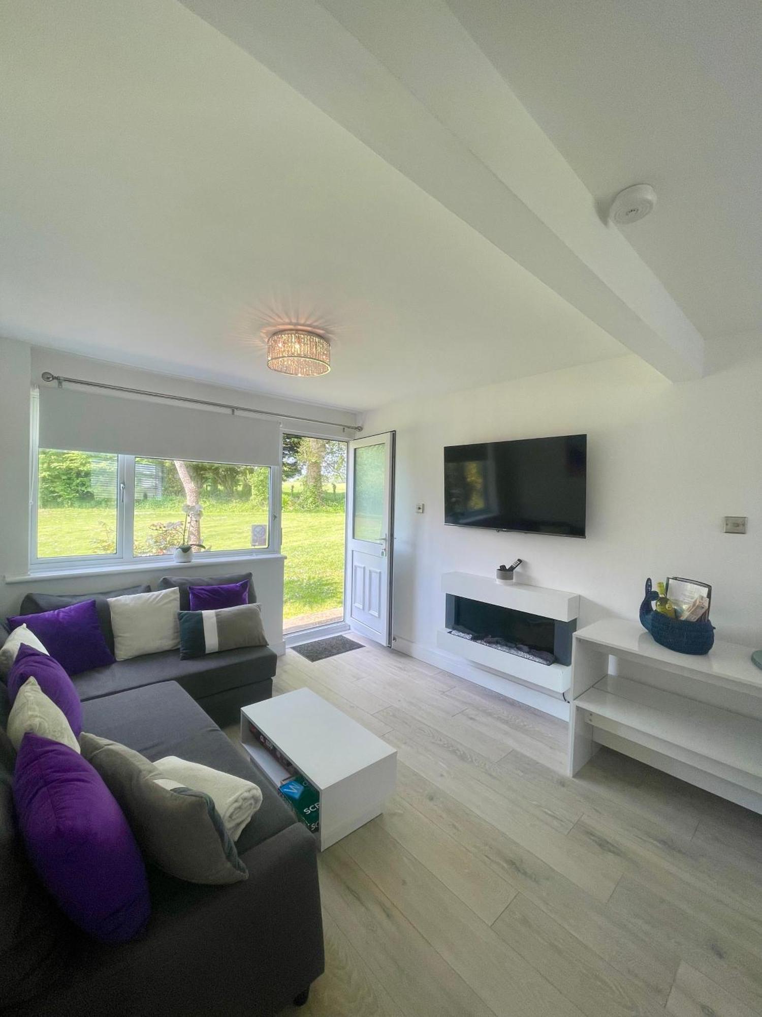 Look No Further Gorgeous Newly Renovated Contemporary Chalet Sandown Bay Holiday Centre Bagian luar foto